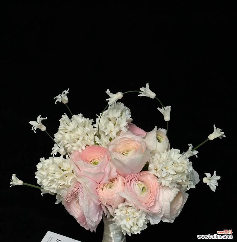 手捧花在婚礼中有哪些传统寓意？