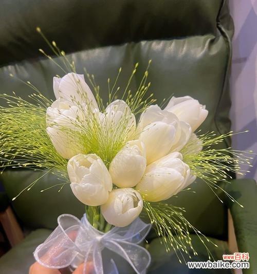 手捧花代表幸福吗？它在婚礼中象征着什么？