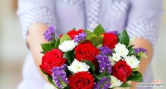 手捧玫瑰花代表什么？它的象征意义有哪些？