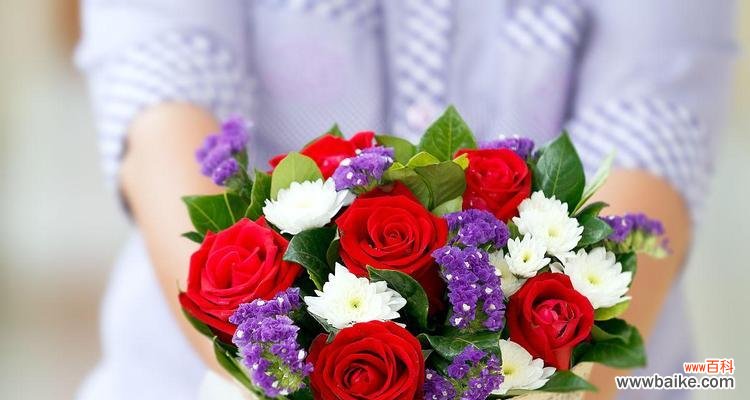 手捧玫瑰花代表什么？它的象征意义有哪些？