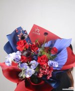 簪花中红色和蓝色花的寓意是什么？红色和蓝色花在簪花中的含义？