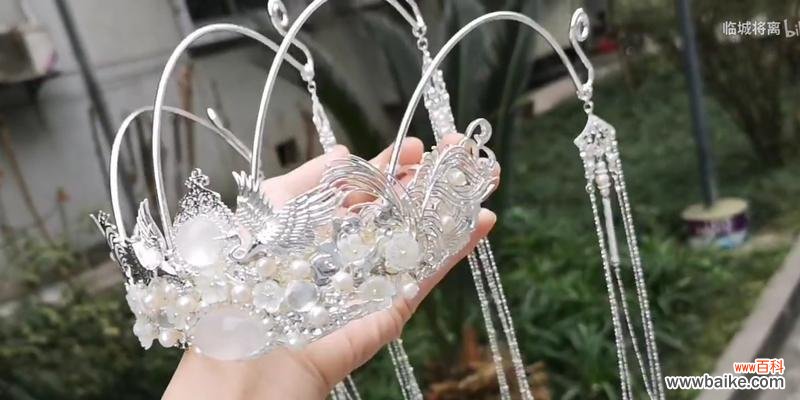 银色莲花发冠代表什么花的寓意？