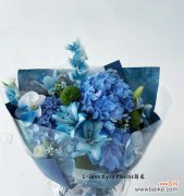 白色与蓝色手捧花的寓意分别是什么？