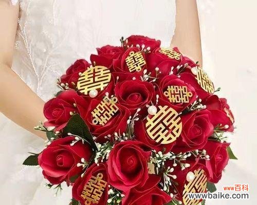 手捧花的象征意义是什么？手捧花在婚礼中的寓意是什么？