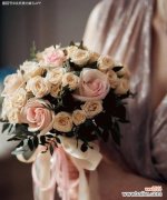 手捧花送给情侣有何特殊寓意？