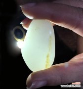 手捧花新娘和田玉寓意何在？传统婚礼中花与玉的结合有何深意？