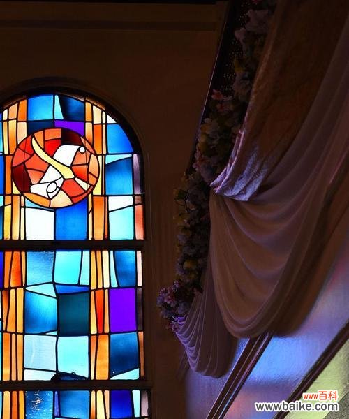 教堂玻璃花窗的彩色寓意是什么?