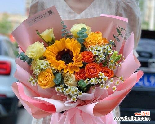 两朵黄色玫瑰花的寓意是什么？黄色玫瑰花代表什么含义？