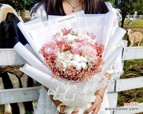 手捧绣球玫瑰花的寓意是什么?绣球玫瑰在婚礼中的意义?