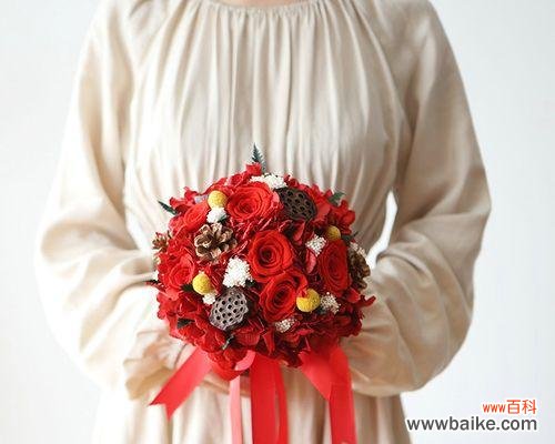 手捧绣球玫瑰花的寓意是什么?绣球玫瑰在婚礼中的意义?