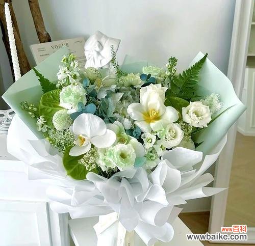 白色花搭配哪种花寓意最佳?白色花的搭配技巧是什么?