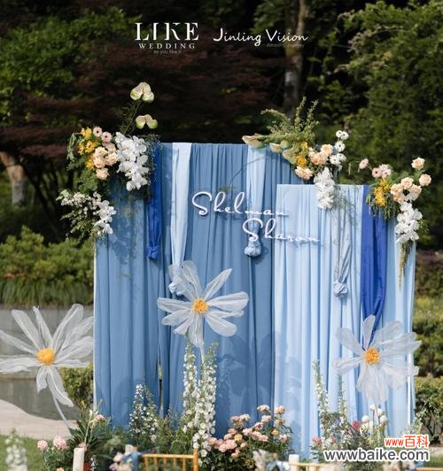 深蓝色白色手捧花的寓意是什么？它在婚礼中代表什么？