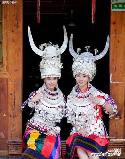 苗族头上花的颜色有何意义？它们在文化中象征什么？