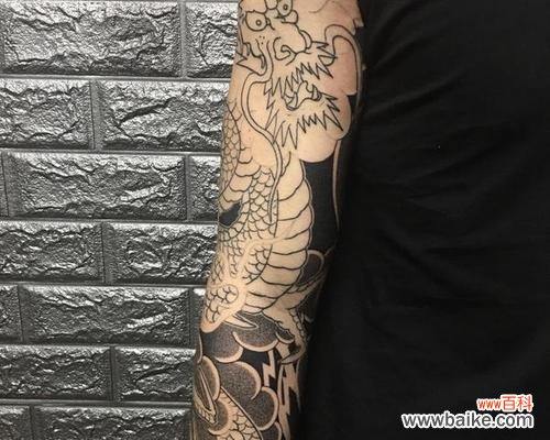 花臂龙纹身的传统意义是什么?