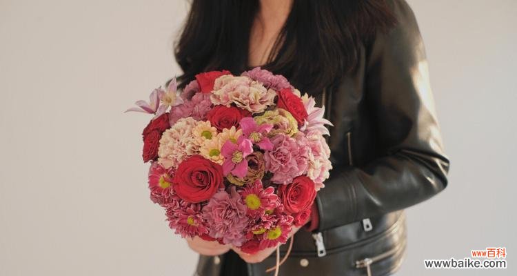 多头玫瑰手捧花代表什么？手捧花的寓意有哪些？