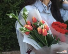 情侣头像用的手捧花寓意是什么？手捧花在头像中的意义是什么？