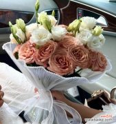 带面纱的手捧花寓意象征什么？