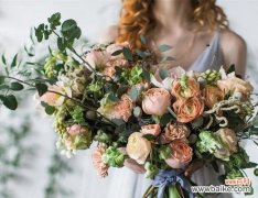 手捧花迎亲的寓意是什么？如何选择迎亲用的花？