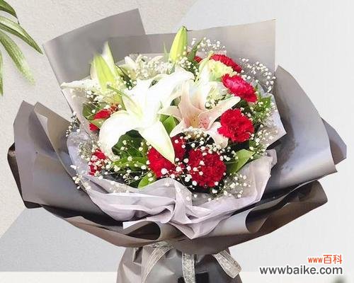 老人送花的寓意是什么？花束中隐藏的祝福有哪些？