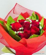 手捧玫瑰花铁丝的寓意是什么？铁丝玫瑰花束代表什么？
