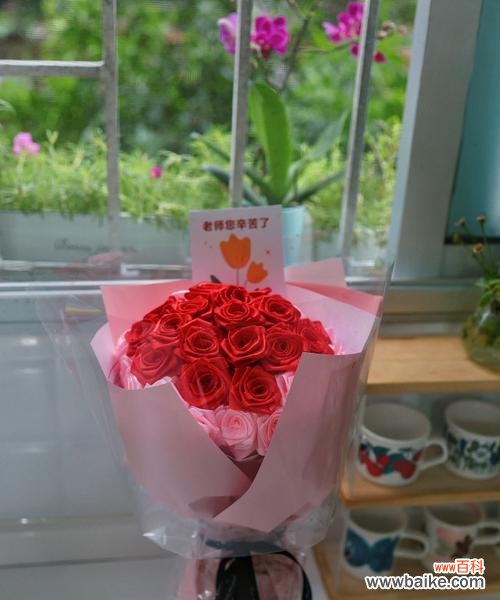 手捧玫瑰花铁丝的寓意是什么?铁丝玫瑰花束代表什么?