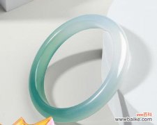 翠色飘花手镯有何寓意？如何选择和搭配翠色飘花手镯？