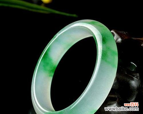 翠色飘花手镯有何寓意?如何选择和搭配翠色飘花手镯?