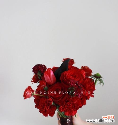 红色胸花手捧花代表什么？