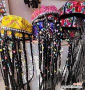 花帽在维吾尔族文化中象征什么？它的文化意义是什么？