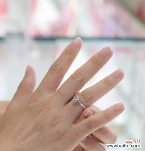 幸福花钻戒代表什么寓意?如何用钻戒表达幸福?