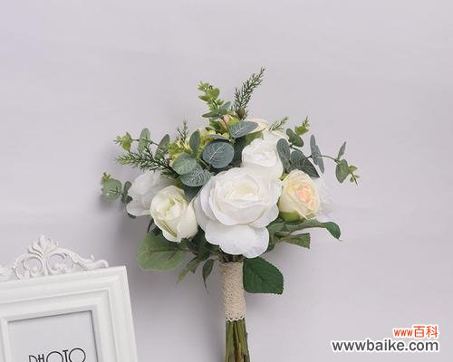 送礼物玫瑰手捧花的寓意是什么？如何选择寓意深刻的玫瑰花束？