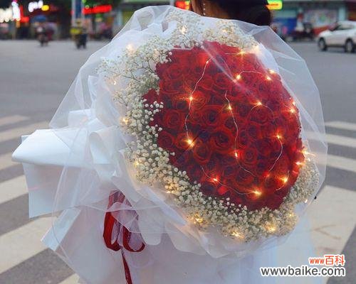 解读九十九朵玫瑰的神秘意义 九十九朵玫瑰的含义与象征