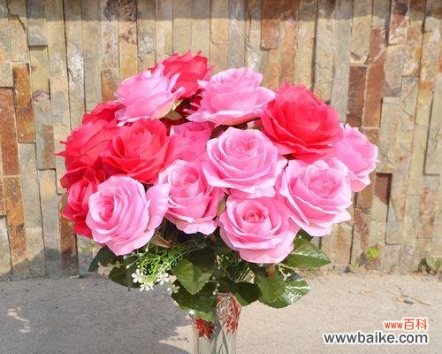 粉色手捧花的寓意是什么?适合哪些场合使用?