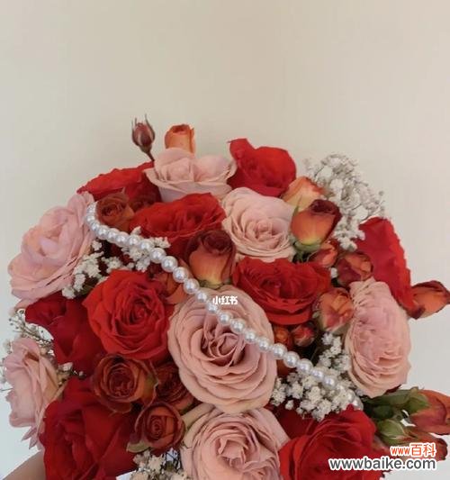 红梅手捧花桃子象征什么？