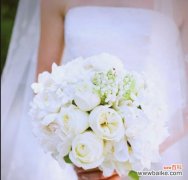 手捧花通常选择哪些花及其寓意？