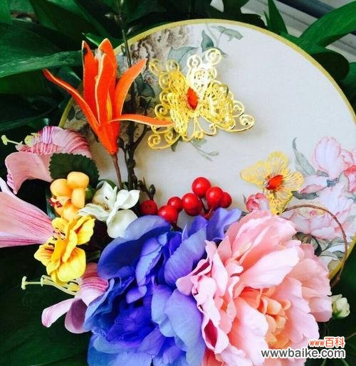 白紫蓝色手捧花的寓意是什么？如何选择色彩搭配的花材？