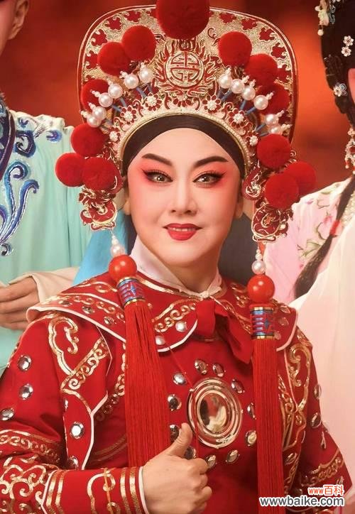 春节联欢晚会中花的象征意义是什么？