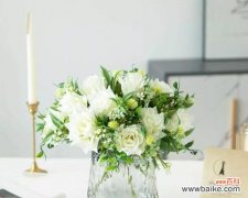 白色假花的象征意义是什么？