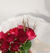 红色黏土手捧花有何寓意？手捧花的象征意义是什么？