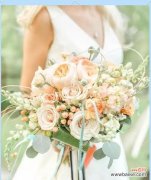 手捧花像提着刀是什么意思？手捧花的寓意有哪些？