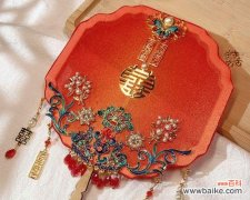 秀禾拿手捧花团扇的寓意是什么？如何表达幸福美好？