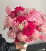 手捧花中哪种花的寓意最为吉祥？