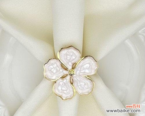 白色环花在餐巾设计中的寓意是什么?