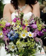 手捧花的色彩如何表达对朋友的情感？