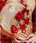 手捧花与扇子搭配的寓意是什么？这种组合在婚礼中的意义是什么？