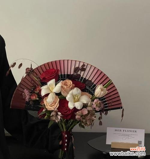 手捧花与扇子搭配的寓意是什么？这种组合在婚礼中的意义是什么？