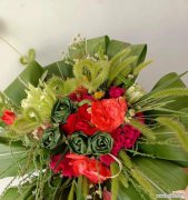 用微笑的花朵传递幸福与快乐 以向日葵代表开心快乐