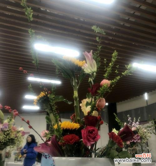 以花朵的命名寓意传递情感 花开如诗——以插花作品名称寓意为主题的艺术探索