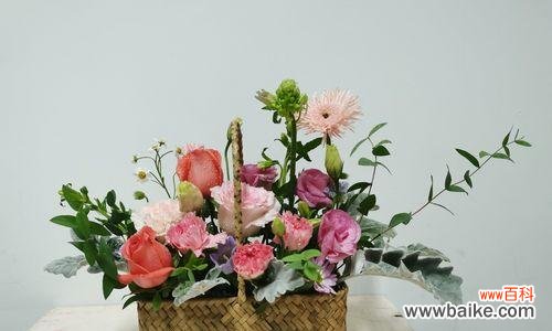 以花朵的命名寓意传递情感 花开如诗——以插花作品名称寓意为主题的艺术探索