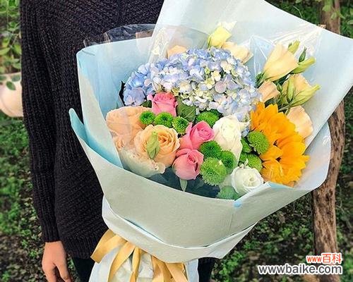 用十一朵玫瑰传递浓浓的爱意 十一朵玫瑰的花语